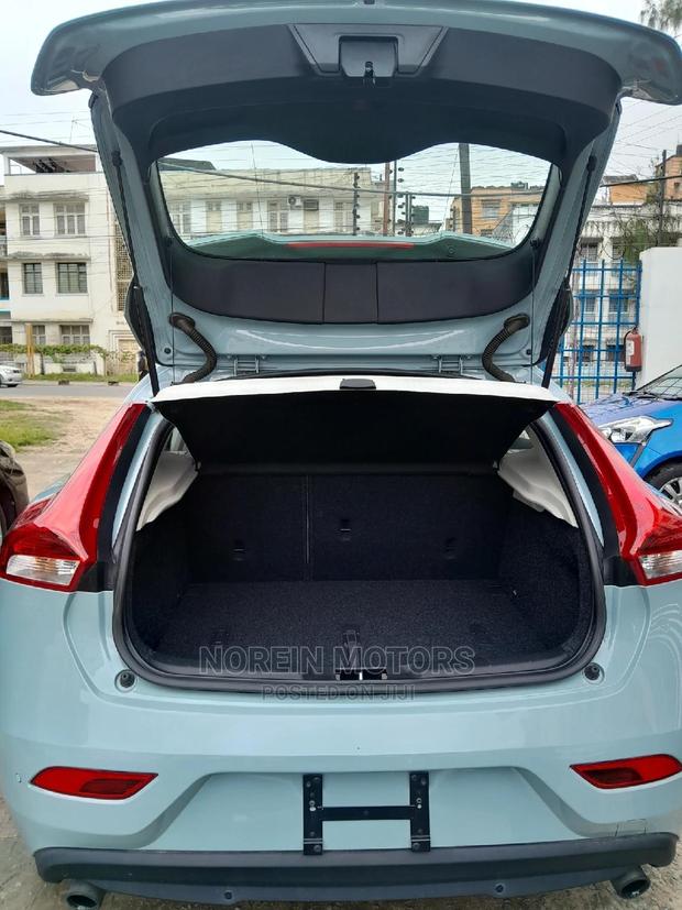 Volvo V40 2017 in Blue: Stylish Compact