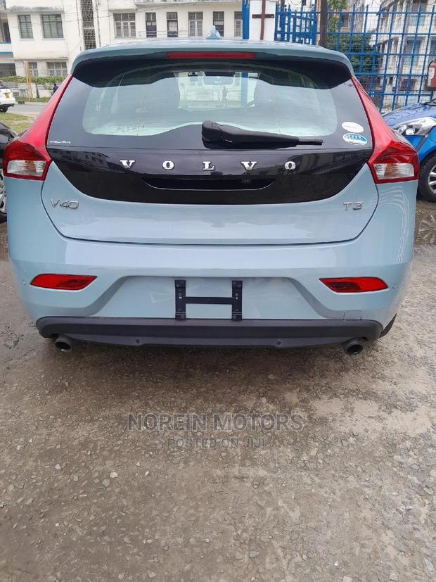 Volvo V40 2017 in Blue: Stylish Compact