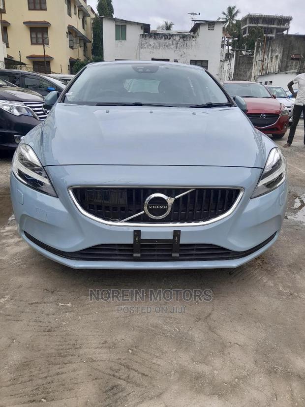 Volvo V40 2017 in Blue: Stylish Compact