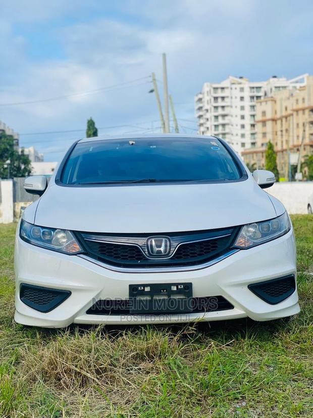 White Honda Jade 2016 - Luxury Car for Sale