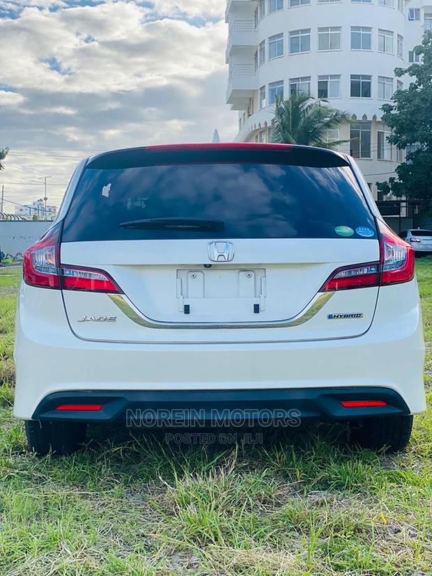 White Honda Jade 2016 - Luxury Car for Sale