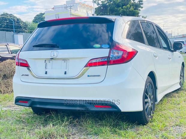 White Honda Jade 2016 - Luxury Car for Sale