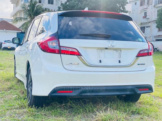 White Honda Jade 2016 - Luxury Car for Sale