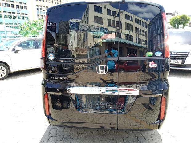 New Blue Honda Stepwgn 2016: Style and Practicality