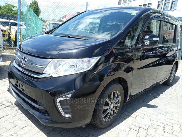 New Blue Honda Stepwgn 2016: Style and Practicality