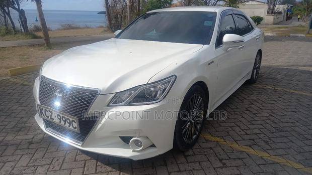 2013 Toyota Crown White - Luxury Sedan for Sale