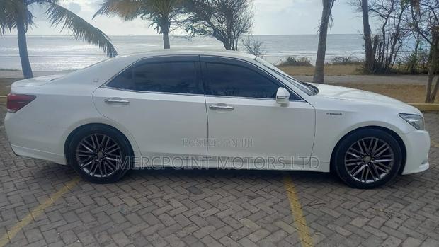 2013 Toyota Crown White - Luxury Sedan for Sale
