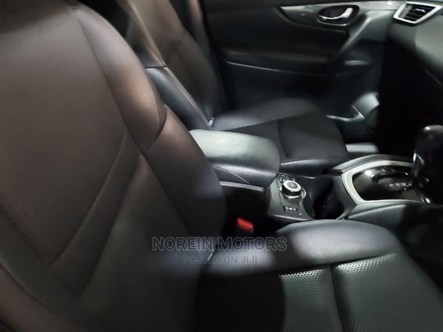 Green 2017 Nissan X-Trail - Sleek and Efficient SUV Offer