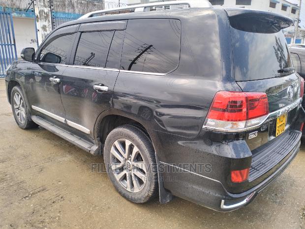 Powerful 2017 Toyota Land Cruiser 4.6 V8 ZX Black: Pure Adventure