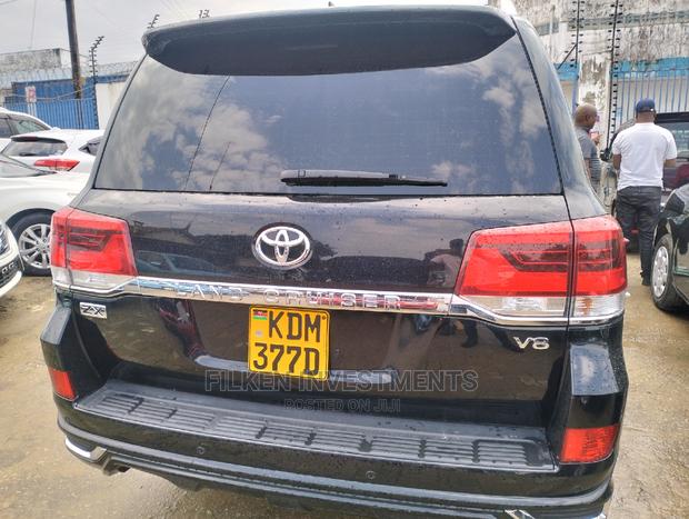 Powerful 2017 Toyota Land Cruiser 4.6 V8 ZX Black: Pure Adventure