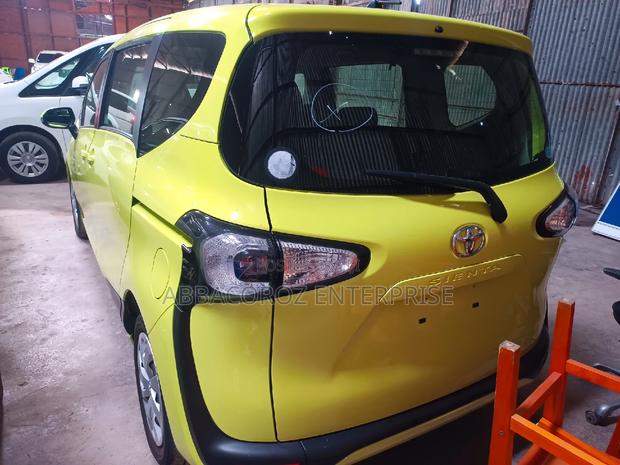 Toyota Sienta 1.5 FWD (6-seater) 2016 Yellow