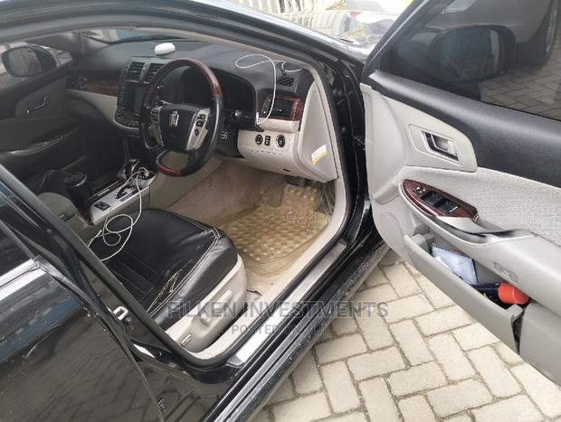 Toyota Crown 2011 Black