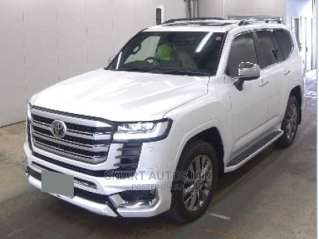 2021 Toyota Land Cruiser Pearl: Experience the Ultimate Off-Road Jour