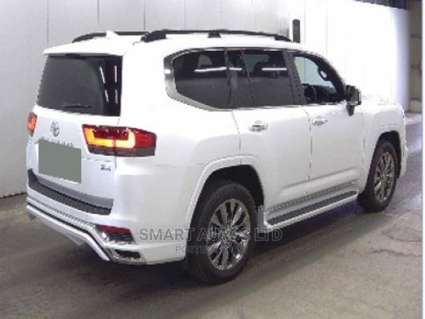 2021 Toyota Land Cruiser Pearl: Experience the Ultimate Off-Road Jour