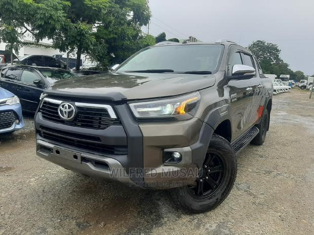 2016 Toyota Hilux in Gray - Second-hand Truck Offer