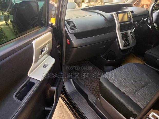 Toyota Noah 2.0 158hp AWD (7 Seater) 2012 Black