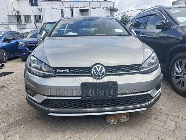 Volkswagen Golf Variant 2017 White: Efficient and Versatile