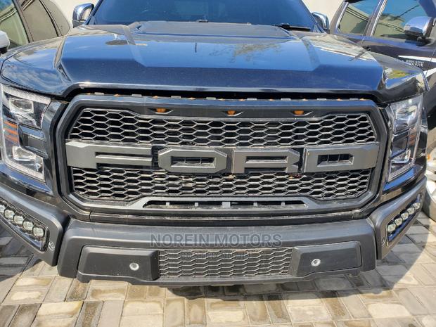 Ford Everest 2016 Matt Black - Stylish and Capable Off-Road Vehicle