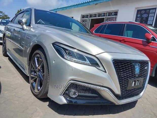 2020 Toyota Crown Premium Silver: Experience the Ultimate Ride