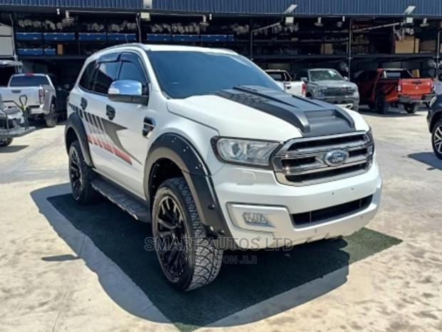 Ford Everest 2016 White - Luxurious Off-Road Vehicle for Sale