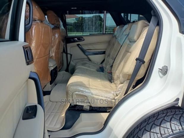 Ford Everest 2016 White - Luxurious Off-Road Vehicle for Sale