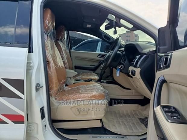 Ford Everest 2016 White - Luxurious Off-Road Vehicle for Sale