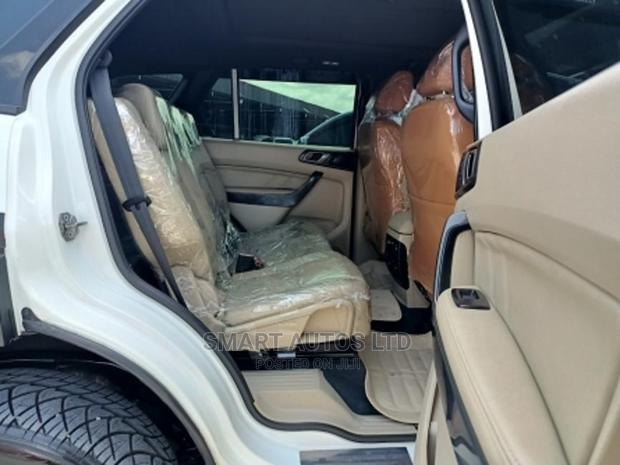 Ford Everest 2016 White - Luxurious Off-Road Vehicle for Sale