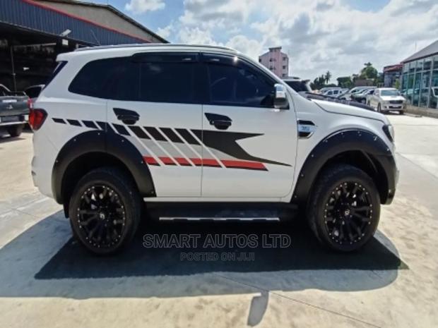 Ford Everest 2016 White - Luxurious Off-Road Vehicle for Sale