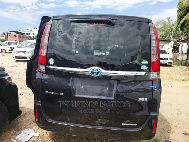 2017 Toyota Esquire Hybrid 7-Seater Black 1.8L FWD