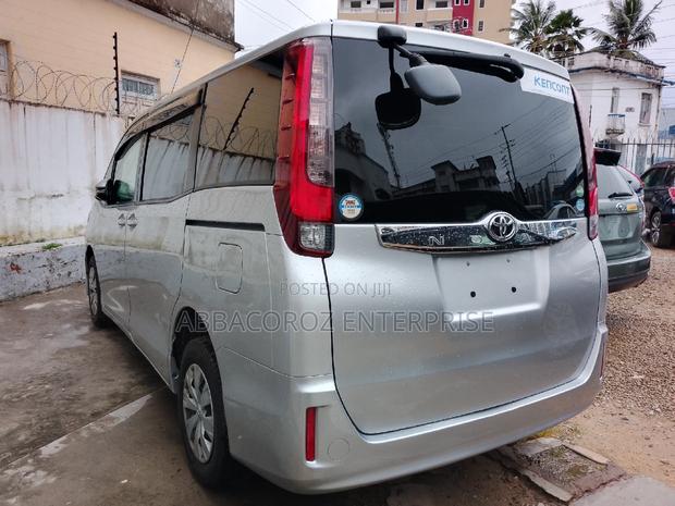 Toyota Noah 2016 Silver