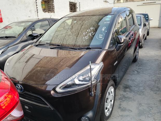 Toyota Sienta 2016 Brown