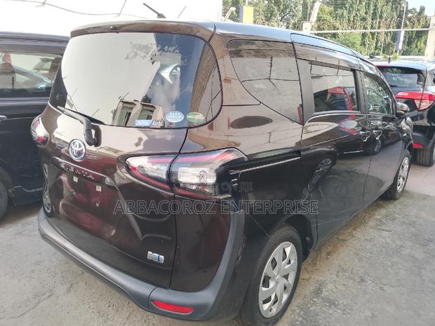Toyota Sienta 2016 Brown