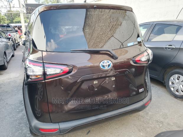 Toyota Sienta 2016 Brown