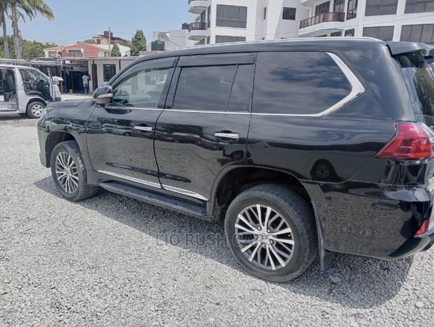 Luxury Black 2016 Lexus LX 570: Powerful and Elegant SUV for Sale