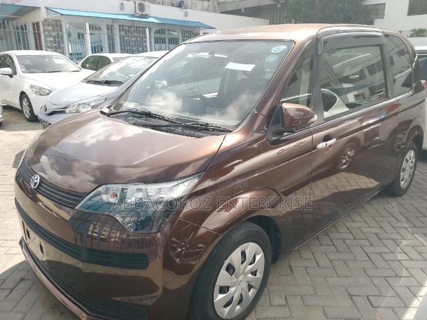 Toyota Spade 2015 Brown