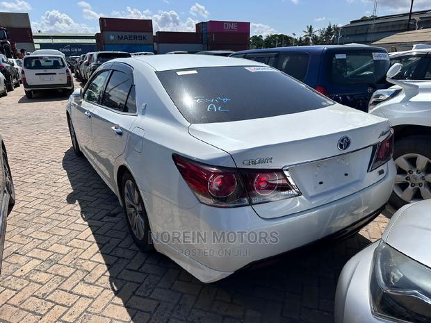 White Toyota Crown 2016 - High-Quality Sedan for Sale