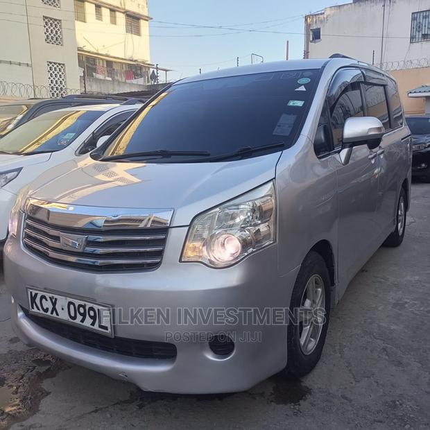 2012 Silver Toyota Noah 2.0 143hp 8-Passenger FWD