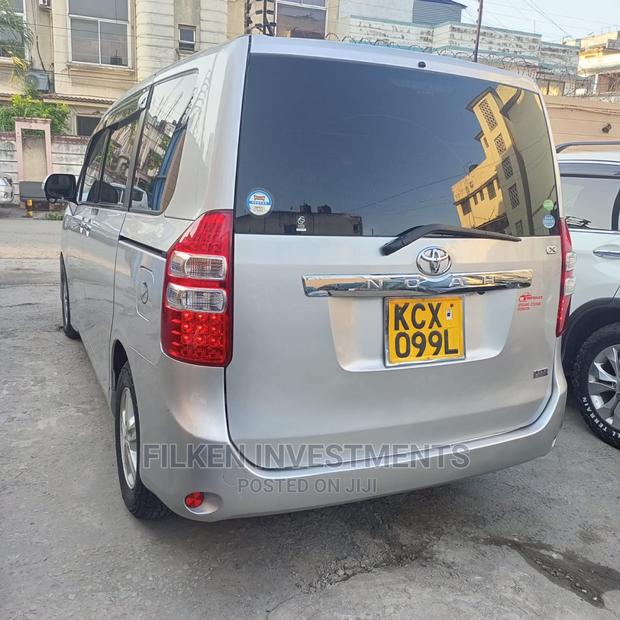 2012 Silver Toyota Noah 2.0 143hp 8-Passenger FWD