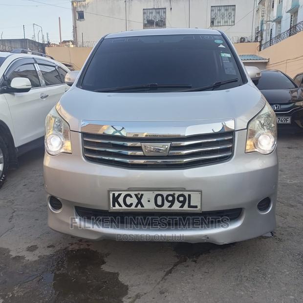 2012 Silver Toyota Noah 2.0 143hp 8-Passenger FWD