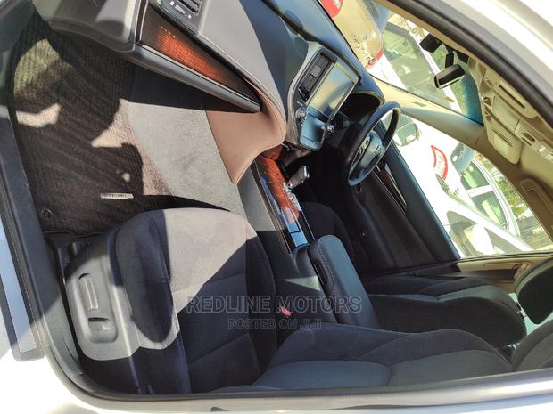 2016 Toyota Crown Pearl: Luxury Sedan at Your Fingertips