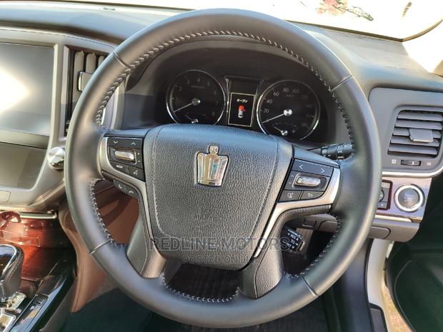 2016 Toyota Crown Pearl: Luxury Sedan at Your Fingertips