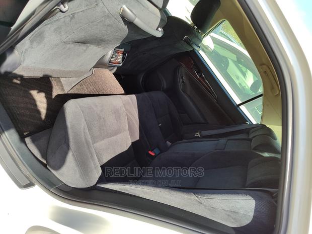 2016 Toyota Crown Pearl: Luxury Sedan at Your Fingertips
