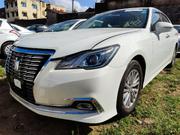 2016 Toyota Crown Pearl: Luxury Sedan at Your Fingertips for sale