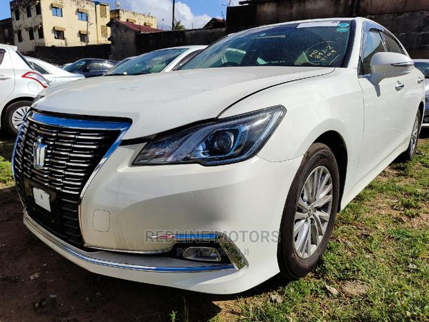 2016 Toyota Crown Pearl: Luxury Sedan at Your Fingertips