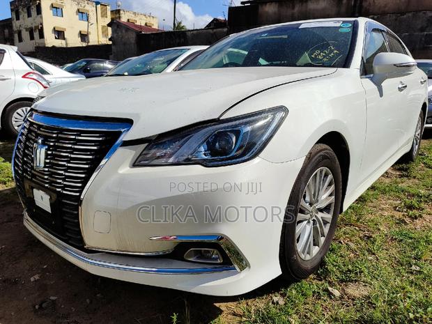 2016 Toyota Crown Pearl: Luxury Sedan at Your Fingertips
