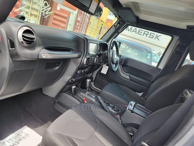 4x4 Jeep Wrangler Sport 2017 in Gray: Explore with Style