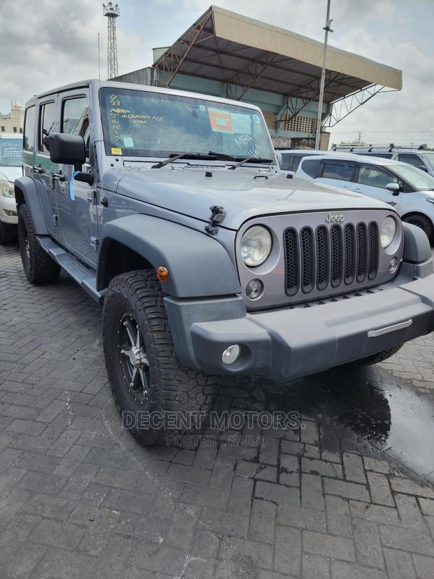 4x4 Jeep Wrangler Sport 2017 in Gray: Explore with Style