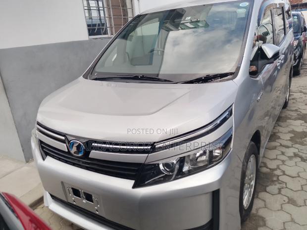 Toyota Voxy 2016 Silver