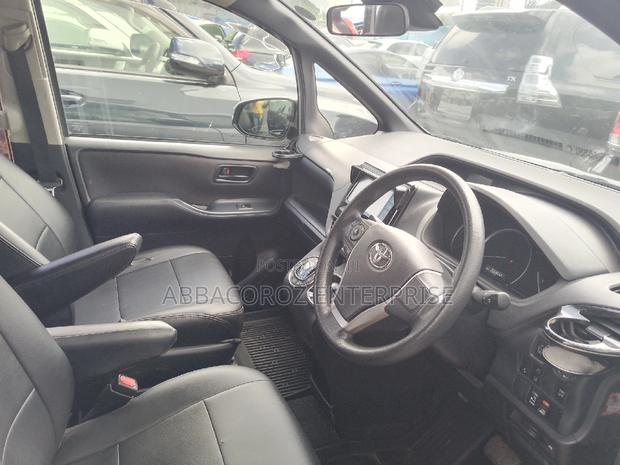Toyota Voxy 2016 Silver