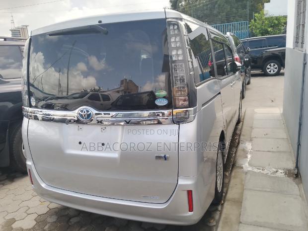 Toyota Voxy 2016 Silver